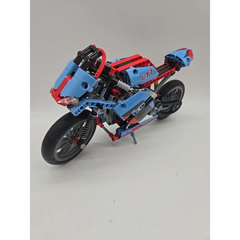 LEGO TECHNIC: Street Motorcycle (42036)